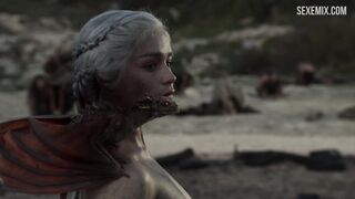 Emilia Clarke nue dans les cendres, scène dans Game of Thrones