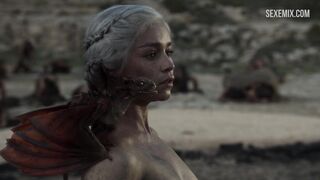 Emilia Clarke nue dans les cendres, scène dans Game of Thrones