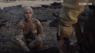 Emilia Clarke nue dans les cendres, scène dans Game of Thrones