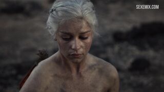 Emilia Clarke nue dans les cendres, scène dans Game of Thrones