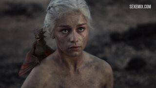 Emilia Clarke nue dans les cendres, scène dans Game of Thrones