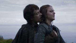 Toccando il seno di Gemma Whelan, scena in Il Trono di Spade