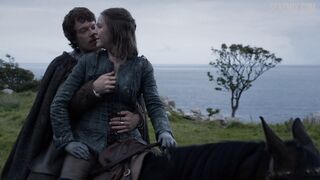 Toccando il seno di Gemma Whelan, scena in Il Trono di Spade