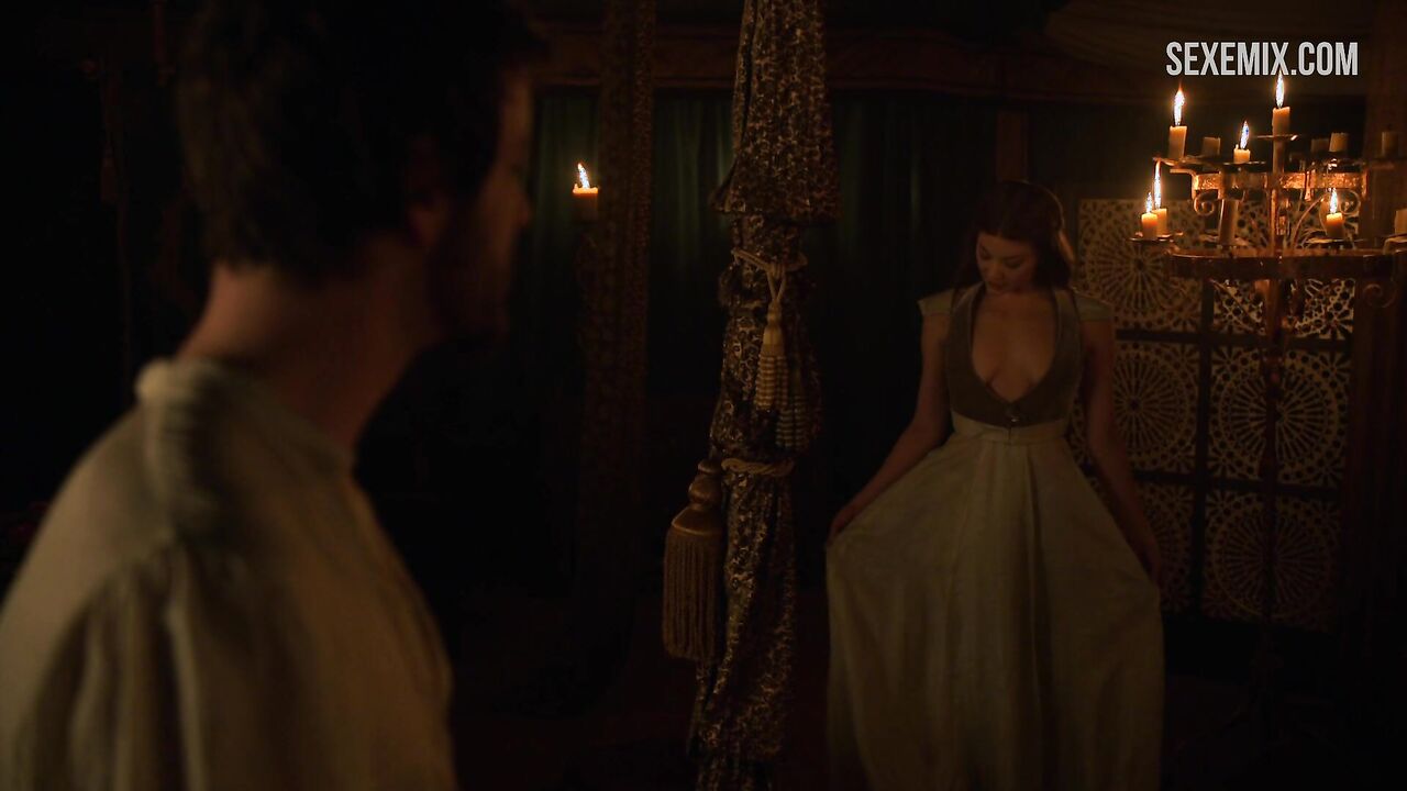 Natalie Dormer shows her breasts, scene in Game of Thrones