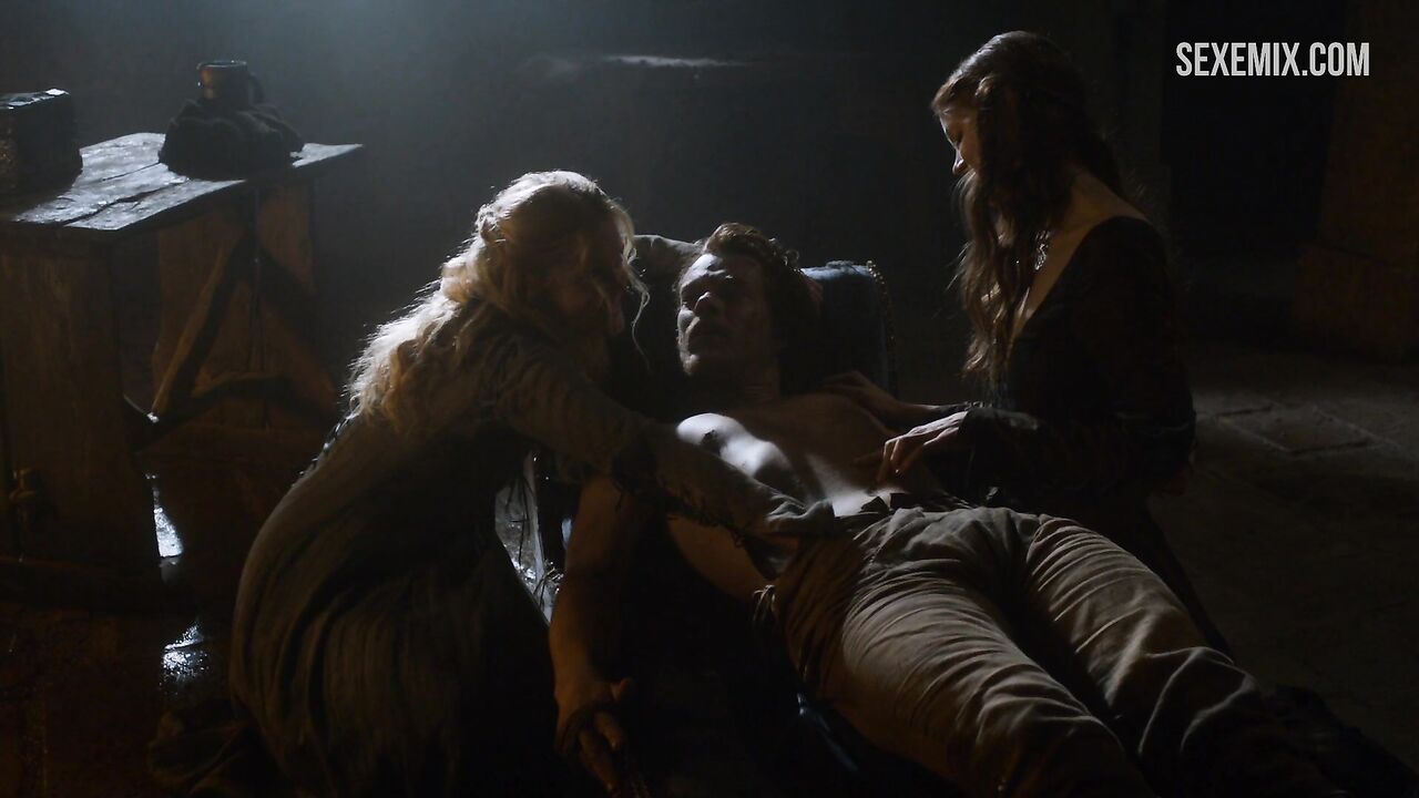 Sex with Charlotte Hope  and Stephanie Blacker's caresses, scene in Game of Thrones