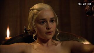 Die sexy Emilia Clarke nimmt ein Bad, Szene aus Game of Thrones