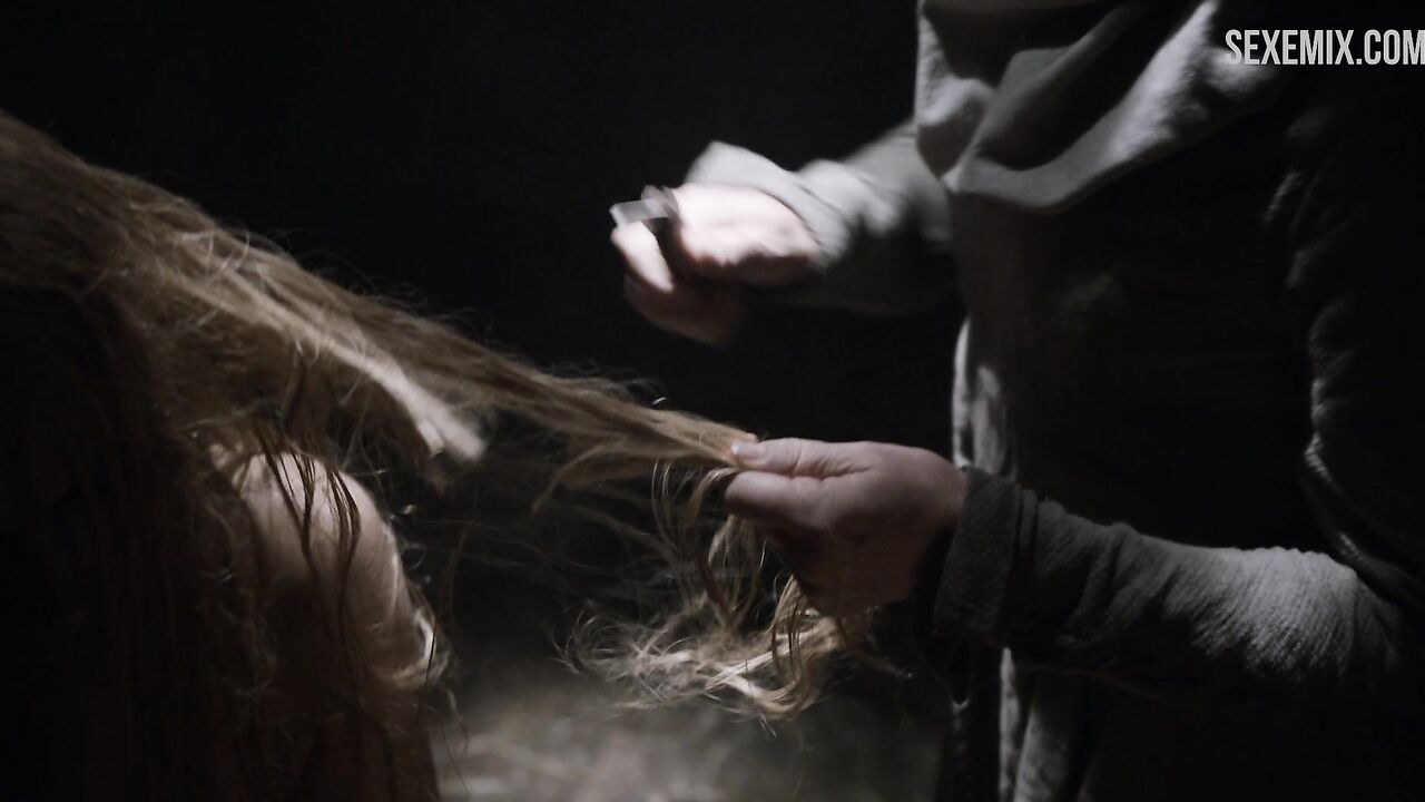 Naked Lena Headey gets washed and cut, scene in Game of Thrones