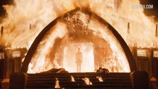 Emilia Clarke nue sort du feu, scène dans Game of Thrones