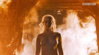 Emilia Clarke nue sort du feu, scène dans Game of Thrones