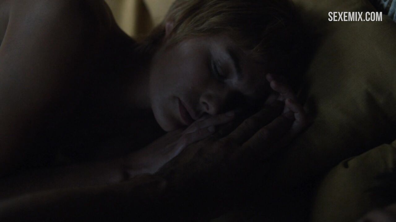 Lena Headey gets out of bed without clothes, scene in Game of Thrones