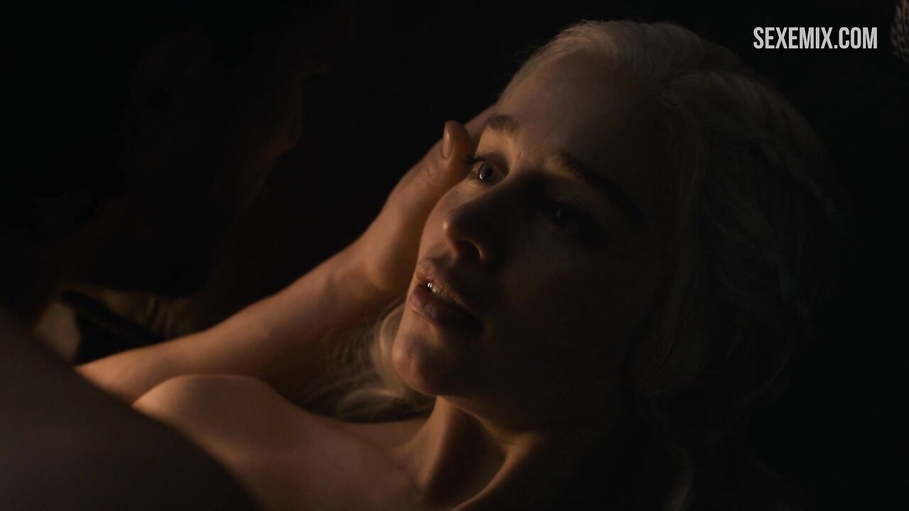 Daenerys Targaryen sex with Jon Snow, scene in Game of Thrones