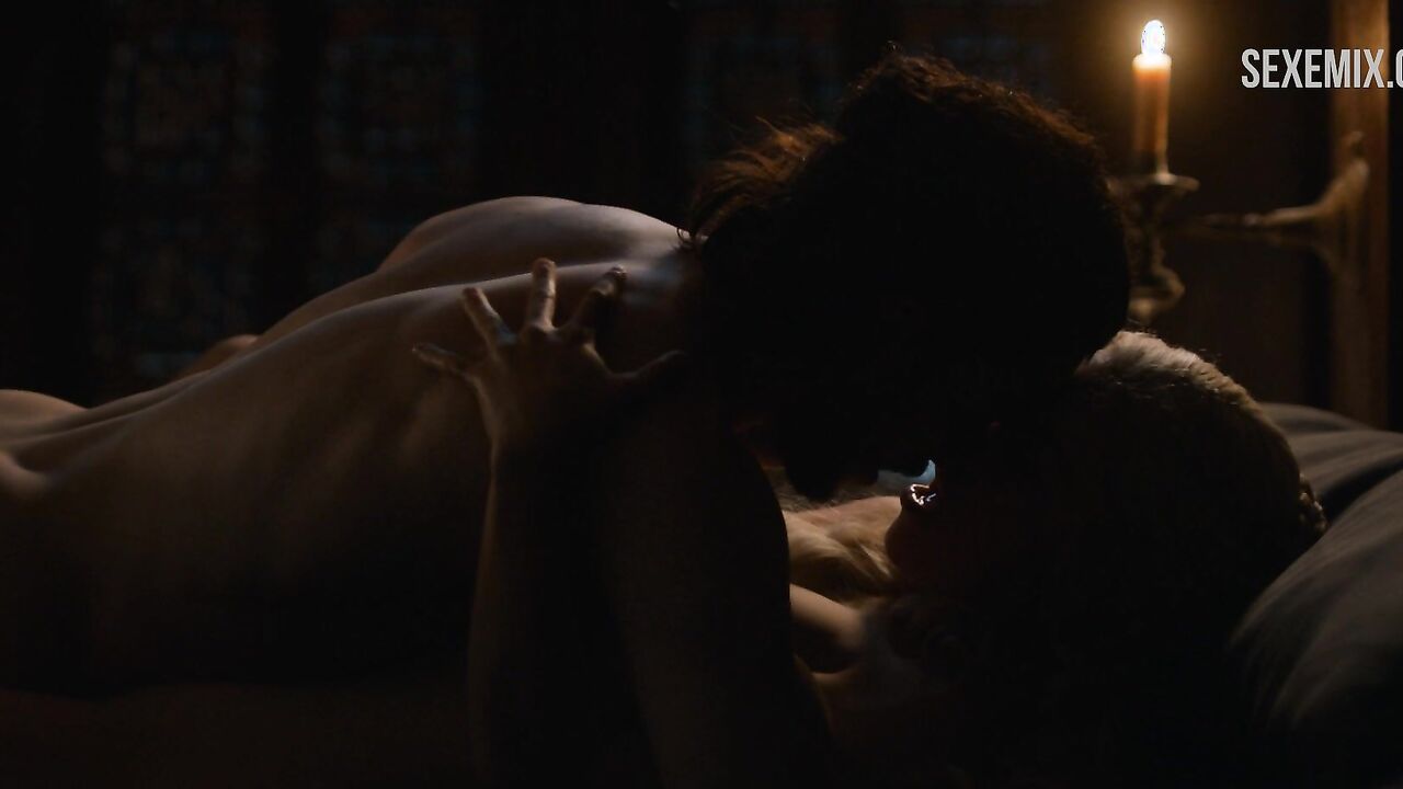 Daenerys Targaryen sex with Jon Snow, scene in Game of Thrones