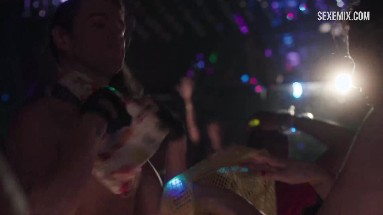 Lena Dunham undresses at party, scene in Girls