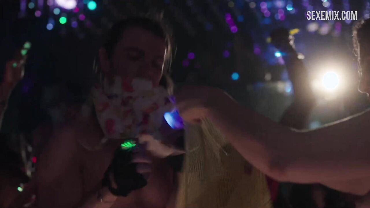 Lena Dunham undresses at party, scene in Girls