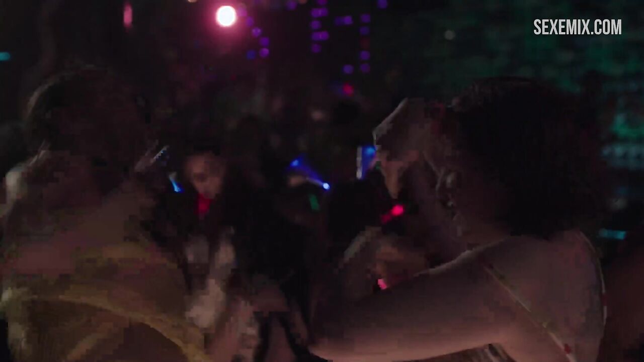 Lena Dunham undresses at party, scene in Girls