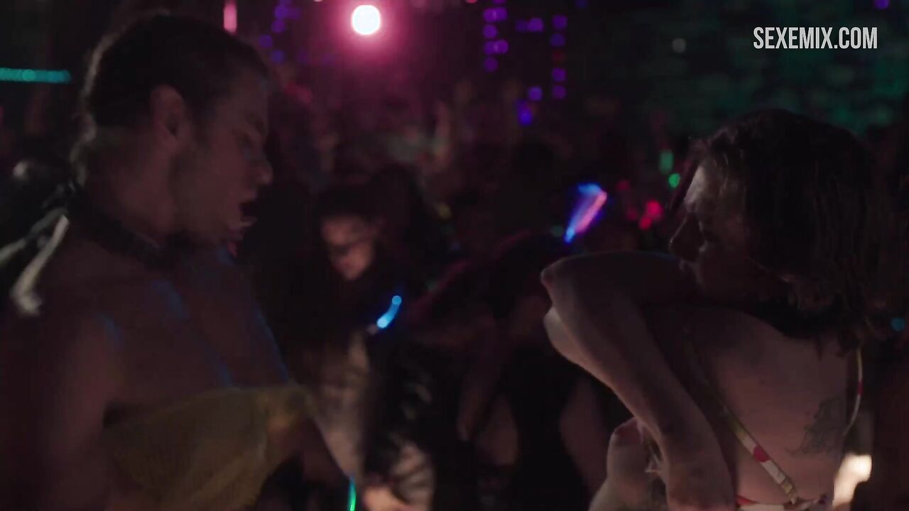 Lena Dunham undresses at party, scene in Girls