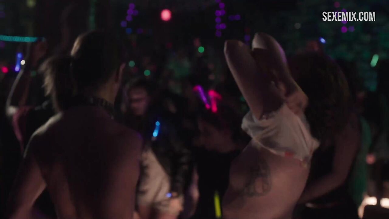 Lena Dunham undresses at party, scene in Girls