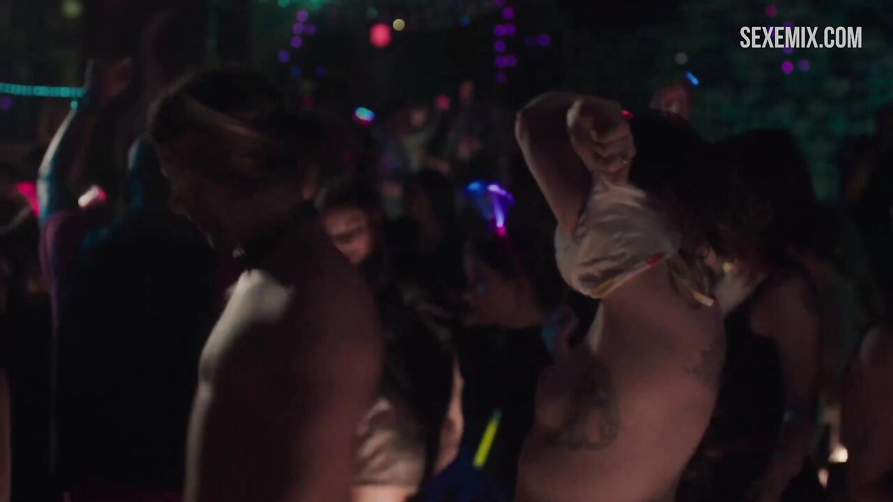 Lena Dunham undresses at party, scene in Girls