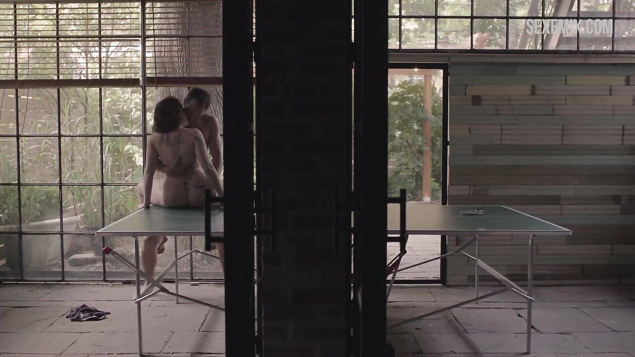 Lena Dunham  without bra plays table tennis, scene in Girls