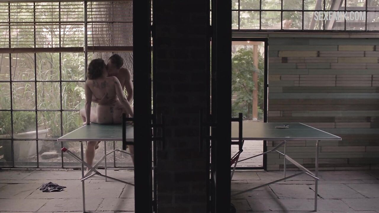 Lena Dunham  without bra plays table tennis, scene in Girls