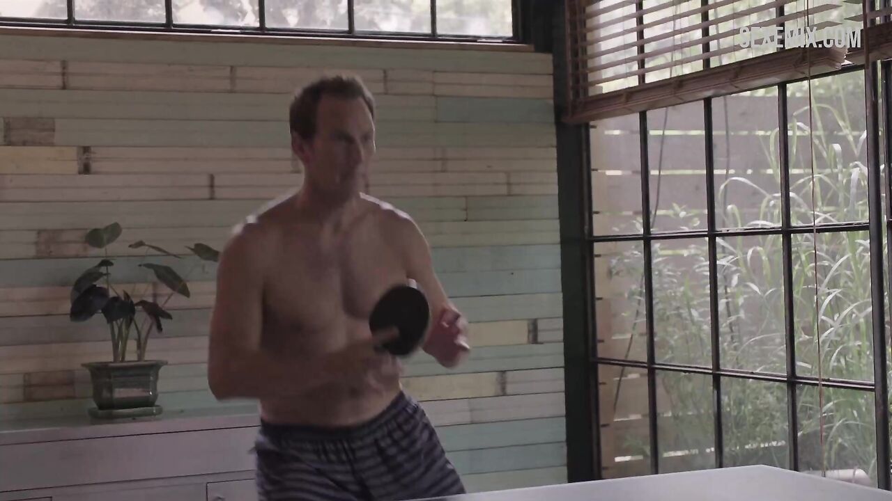 Lena Dunham  without bra plays table tennis, scene in Girls