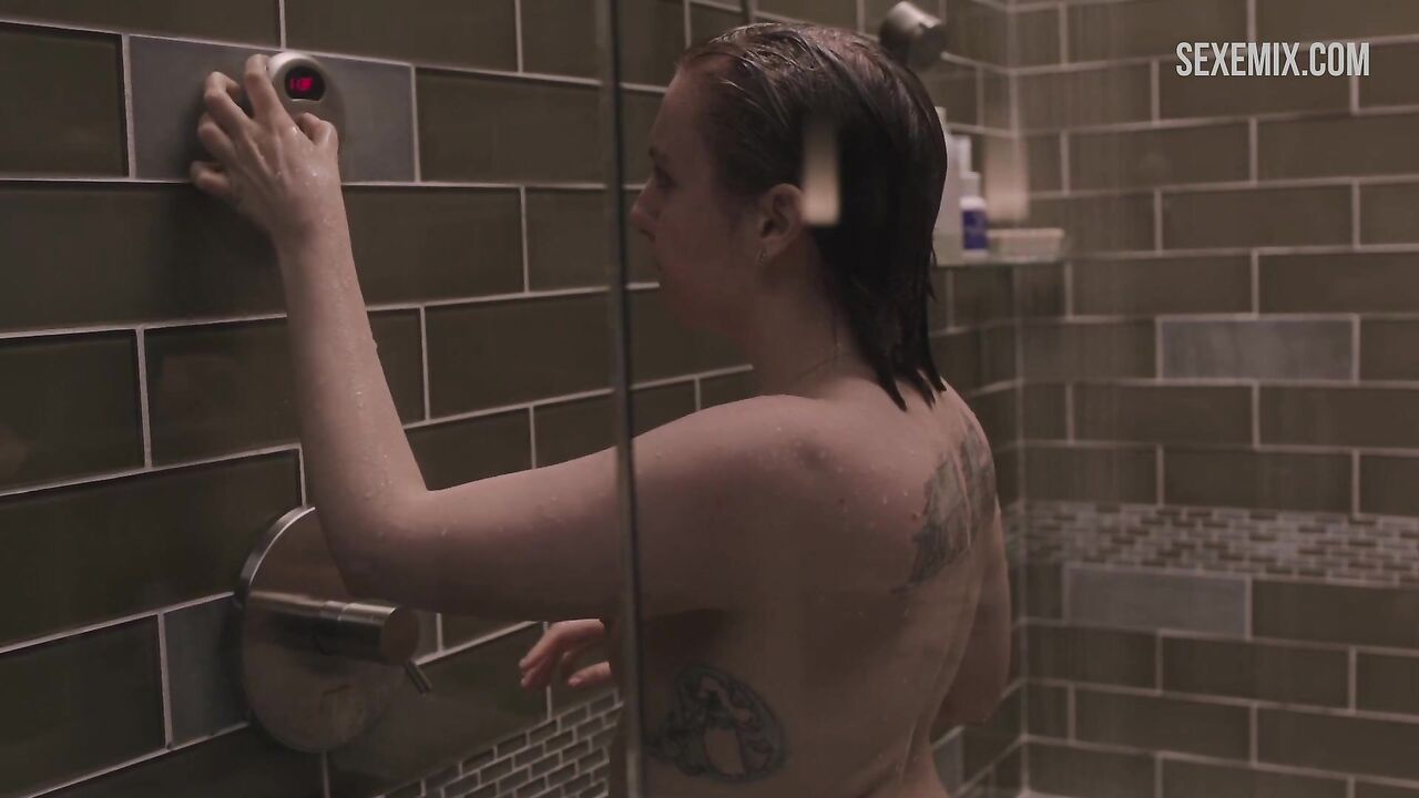 Lena Dunham takes a shower, scene in Girls