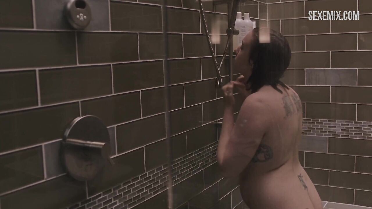 Lena Dunham takes a shower, scene in Girls