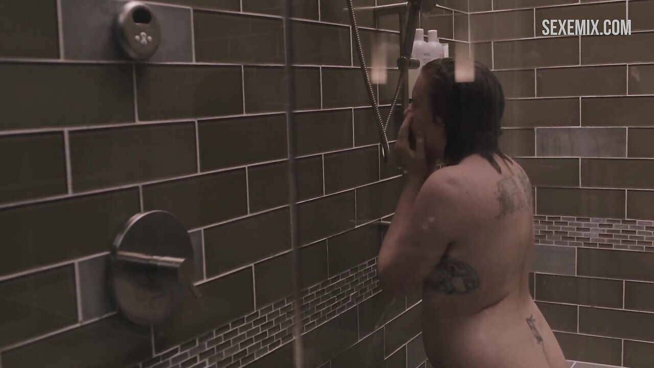 Lena Dunham takes a shower, scene in Girls