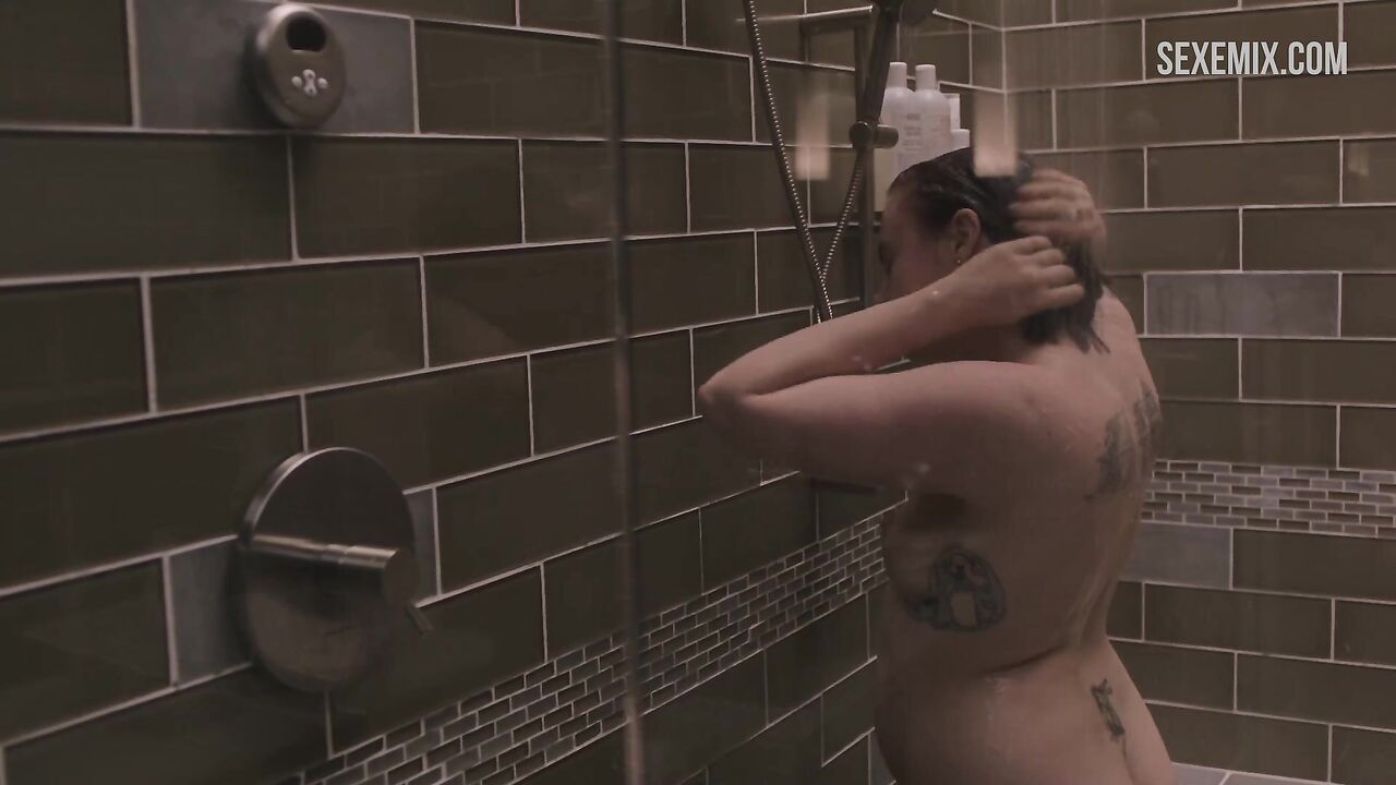 Lena Dunham takes a shower, scene in Girls