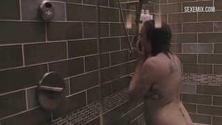 Lena Dunham prend une douche, scène dans Girls