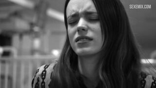 Stacy Martin a des relations sexuelles avec une cow-girl, dans Nymphomaniac : Vol. Je