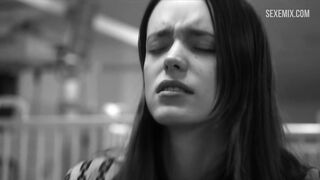 Stacy Martin a des relations sexuelles avec une cow-girl, dans Nymphomaniac : Vol. Je