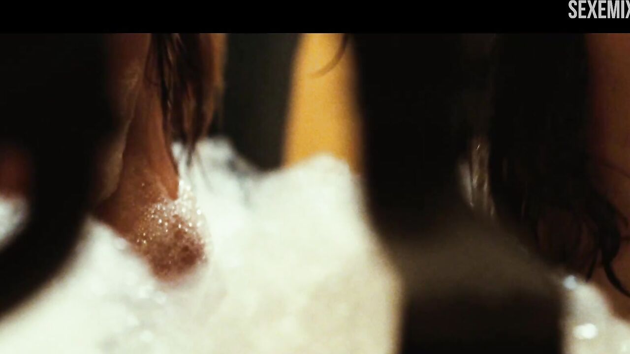 Jocelyn Binder  kissing in a bubble bath, scene in Never Back Down