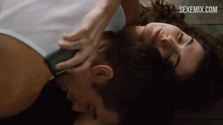 Scena erotica di Anne Hathaway in cucina, in Amore e altri farmaci