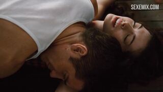 Scena erotica di Anne Hathaway in cucina, in Amore e altri farmaci