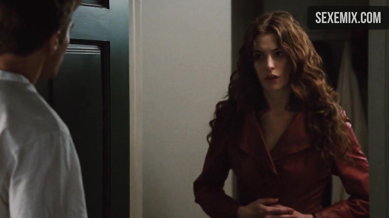 Anne Hathaway shows bare breasts, scene in Love And Other Drugs