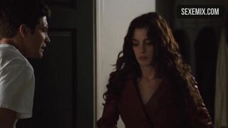 Anne Hathaway shows bare breasts, scene in Love And Other Drugs