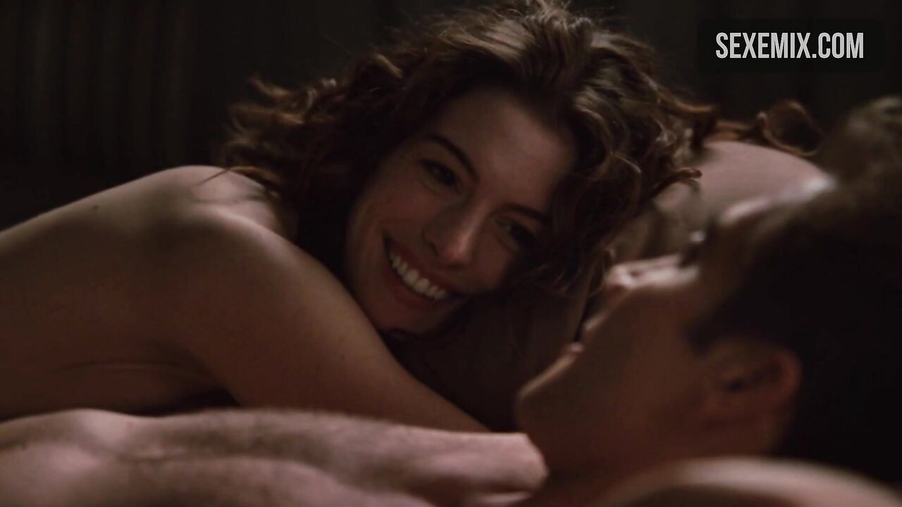 Anne Hathaway lying naked on the bed, scene in Love and Other Drugs