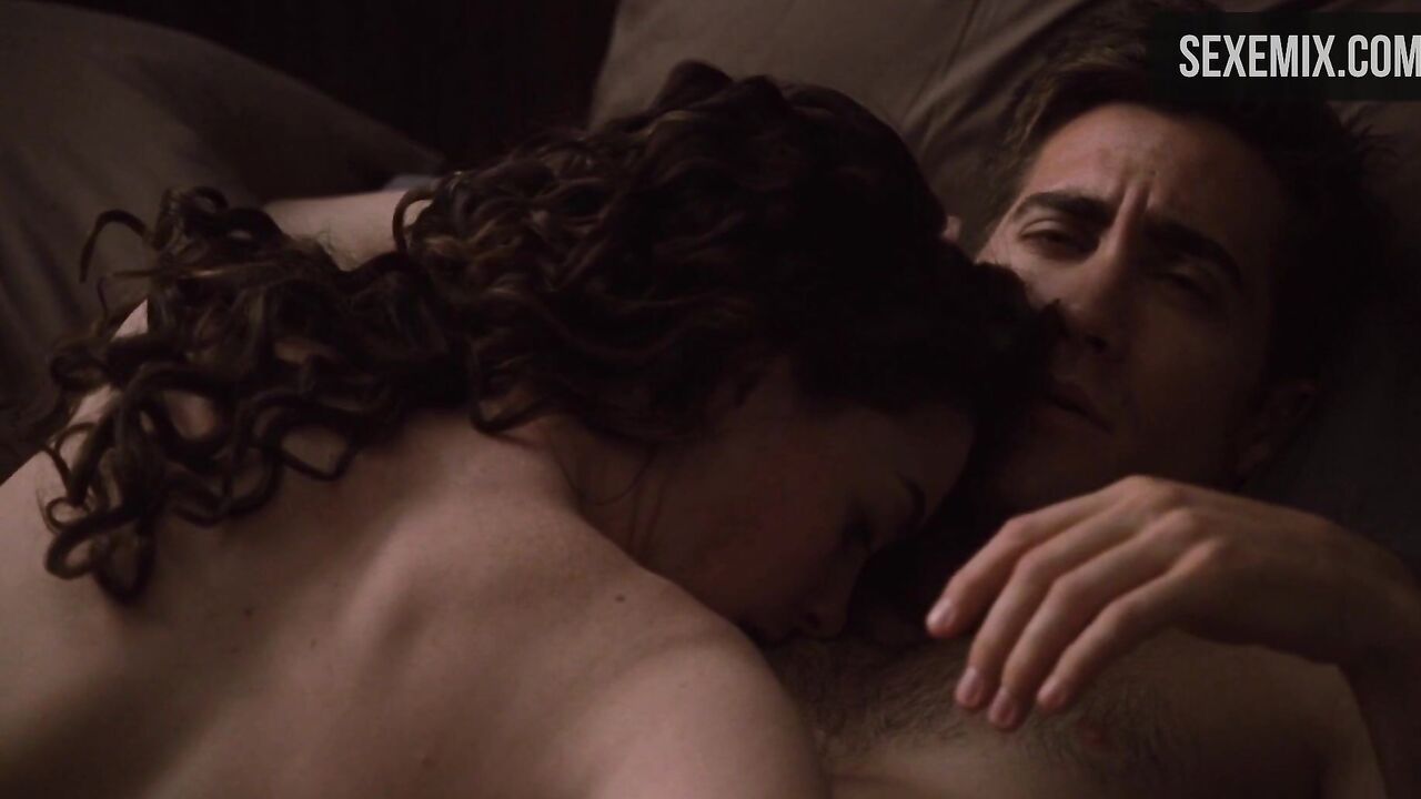 Anne Hathaway lying naked on the bed, scene in Love and Other Drugs