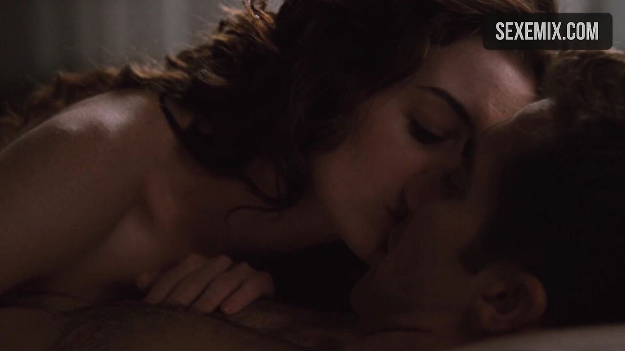 Anne Hathaway lying naked on the bed, scene in Love and Other Drugs