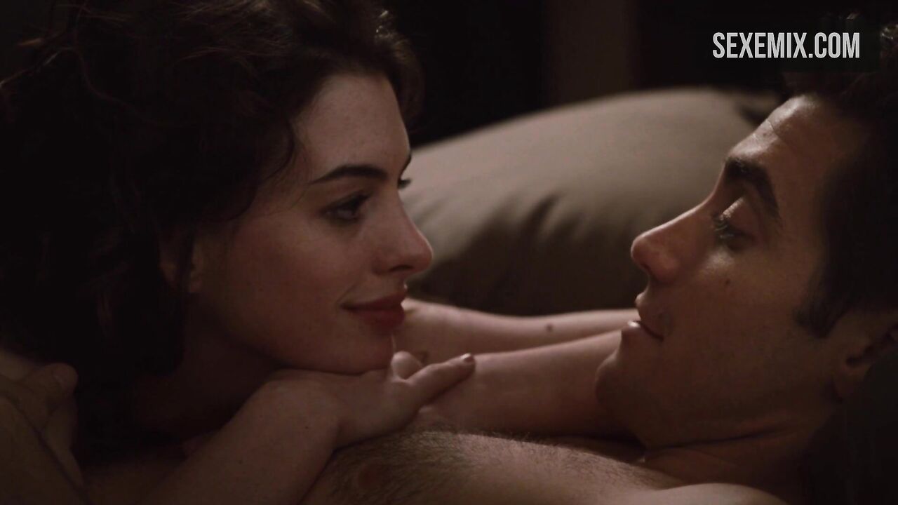 Anne Hathaway lying naked on the bed, scene in Love and Other Drugs