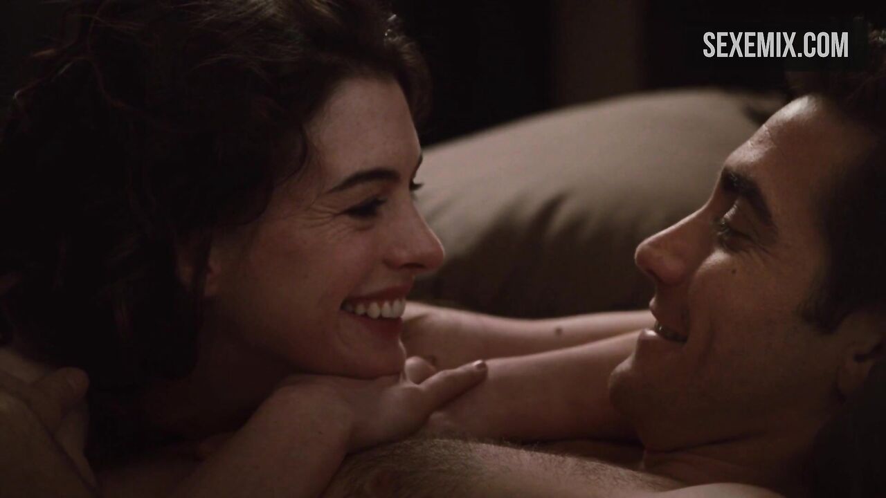 Anne Hathaway lying naked on the bed, scene in Love and Other Drugs