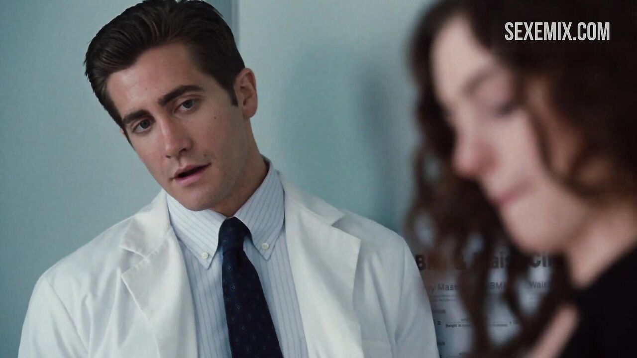 Anne Hathaway exposes her right breast, scene in Love and Other Drugs