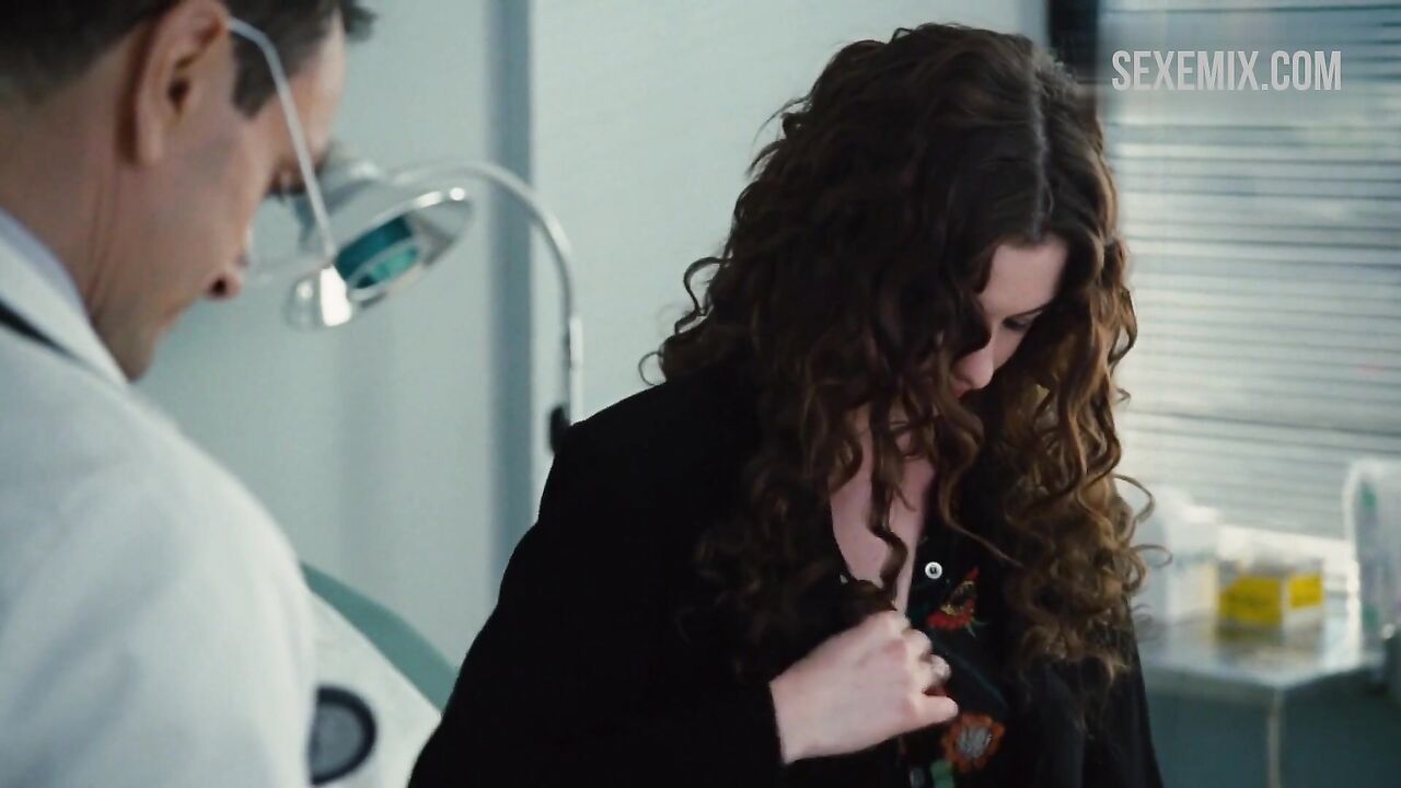 Anne Hathaway exposes her right breast, scene in Love and Other Drugs