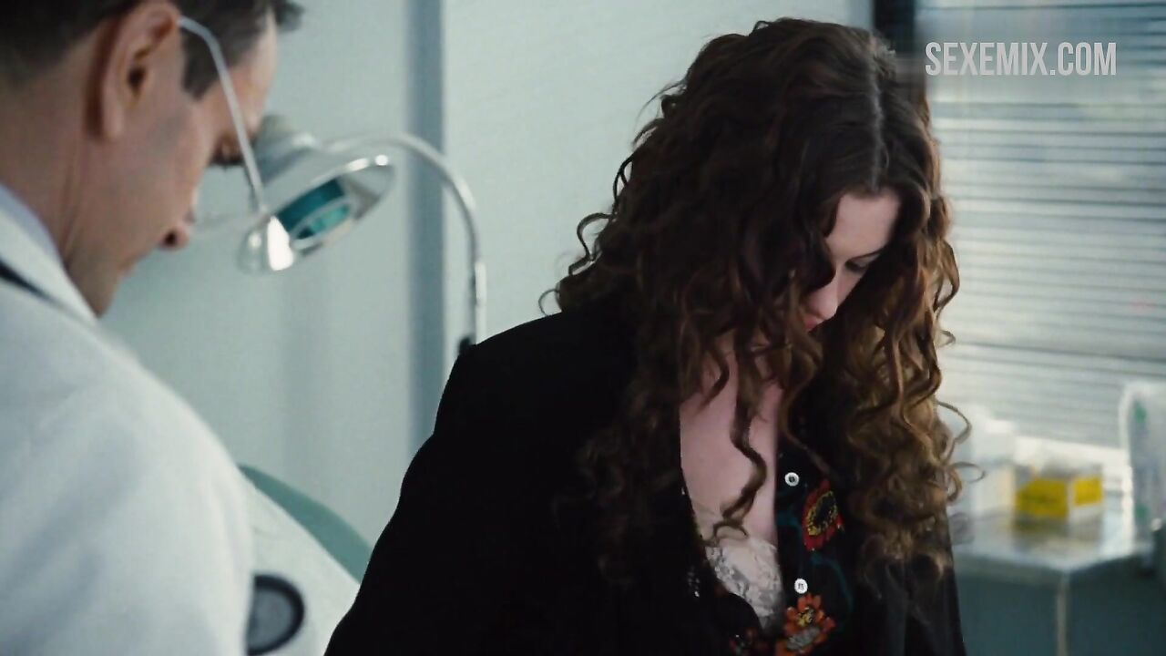 Anne Hathaway exposes her right breast, scene in Love and Other Drugs