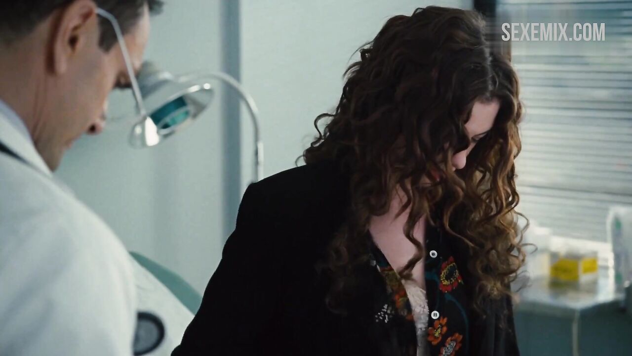 Anne Hathaway exposes her right breast, scene in Love and Other Drugs