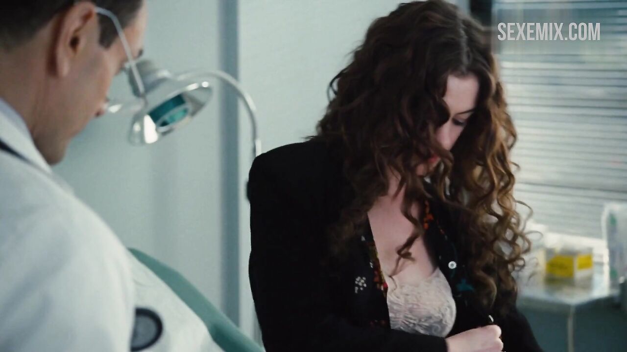 Anne Hathaway exposes her right breast, scene in Love and Other Drugs