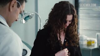 Anne Hathaway exposes her right breast, scene in Love and Other Drugs