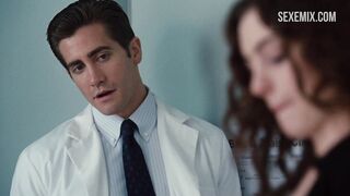 Anne Hathaway exposes her right breast, scene in Love and Other Drugs