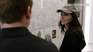 Courteney Cox が彼女の黒いブラを見せびらかす。Shameless のシーン